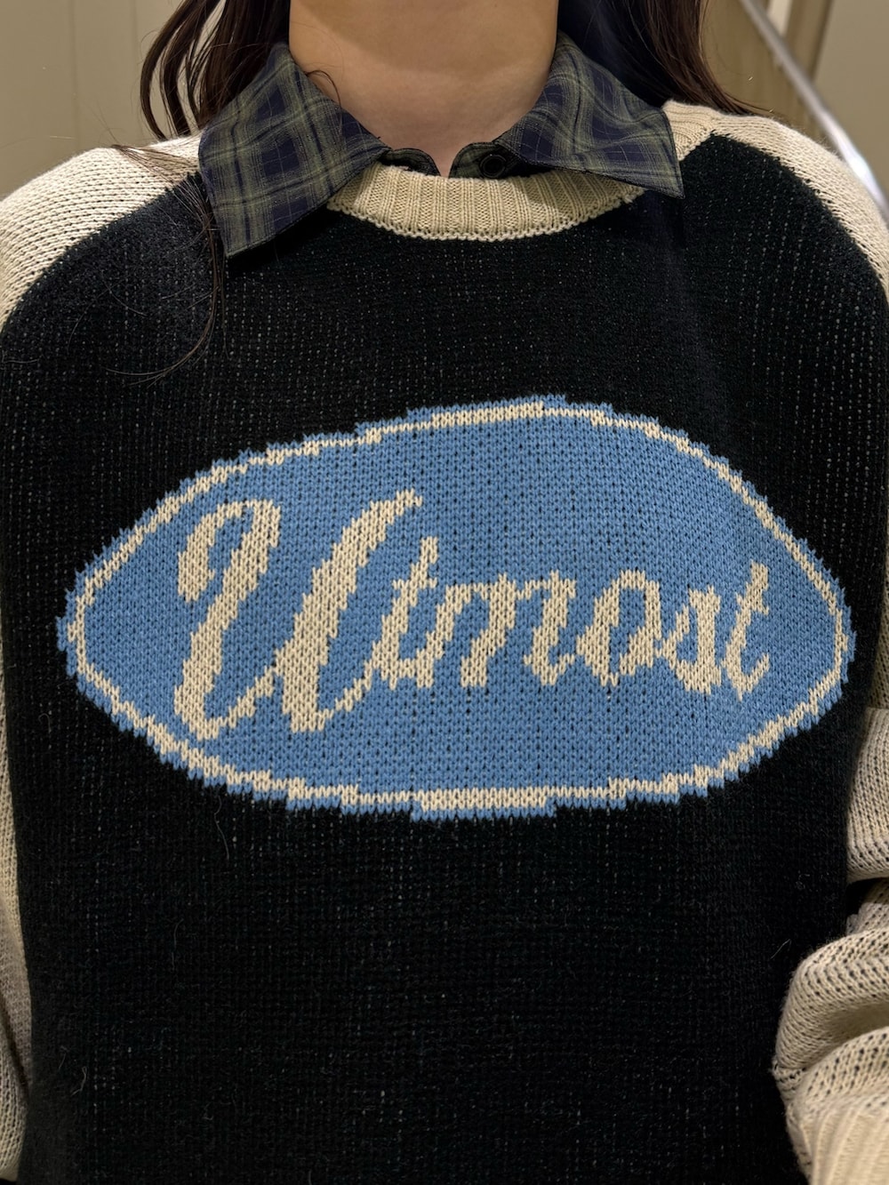 ブラック系のニット/セーター、グリーン系のワンピース、ホワイト系のハンドバッグを着用したレディースの冬コーディネートの9枚目の写真