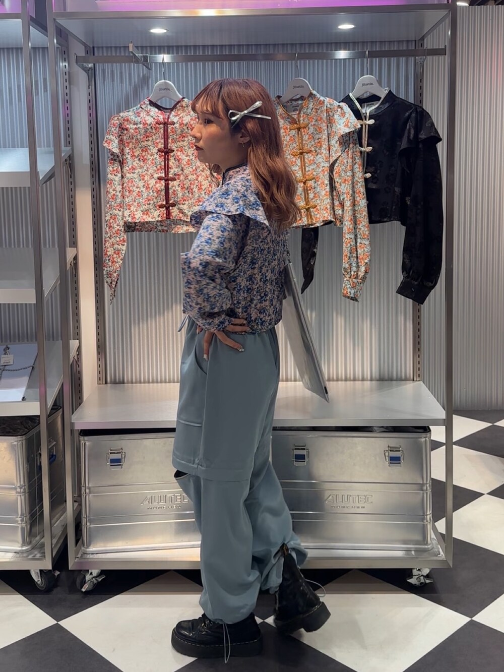 ピンク系のシャツ/ブラウス、シルバー系のトートバッグ、ブルー系のその他パンツを着用したレディースの春コーディネートの3枚目の写真