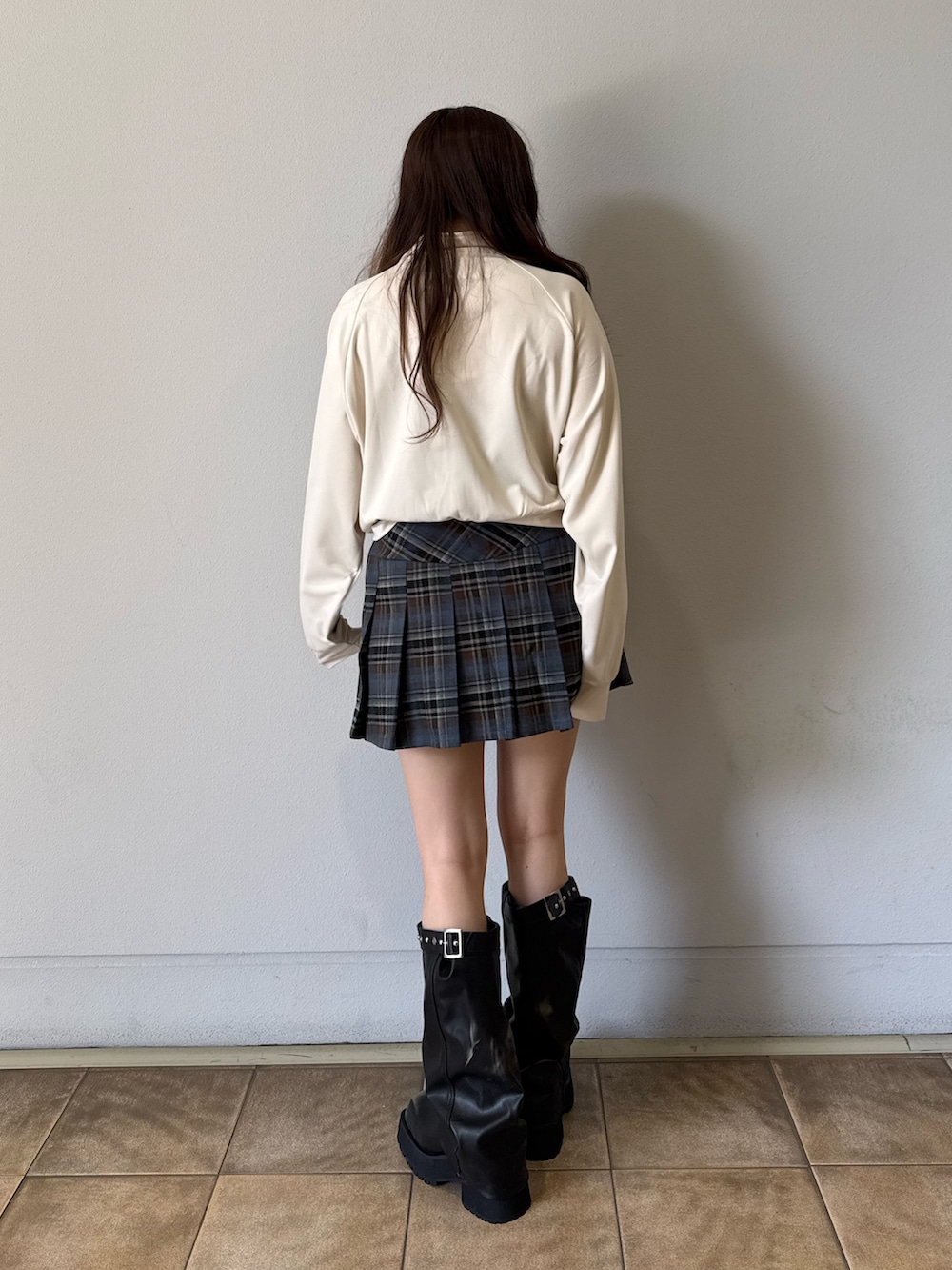 ホワイト系のTシャツ/カットソー、ブルー系のスカート、ブラック系のブーツを着用したレディースの夏コーディネートの3枚目の写真