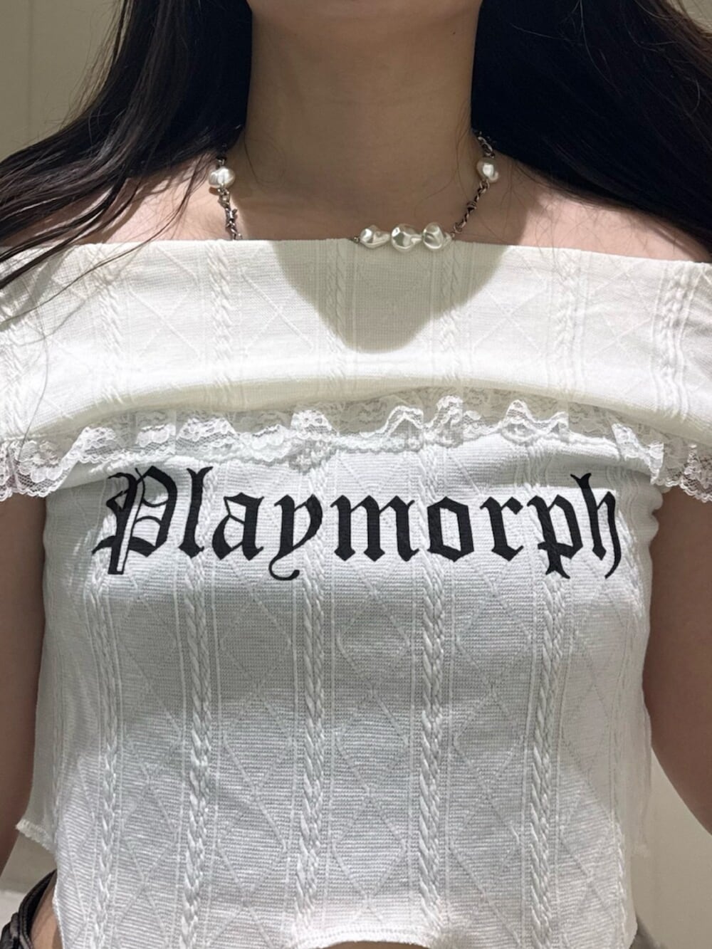ブラック系のパンプス、ブラック系のデニムパンツ、ホワイト系のTシャツ/カットソーを着用したレディースの夏コーディネートの7枚目の写真