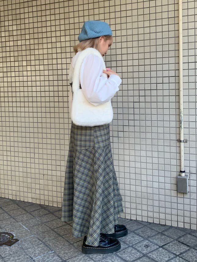 グレー系のワンピース、ホワイト系のシャツ/ブラウス、ホワイト系のハンドバッグを着用したレディースの秋コーディネートの3枚目の写真