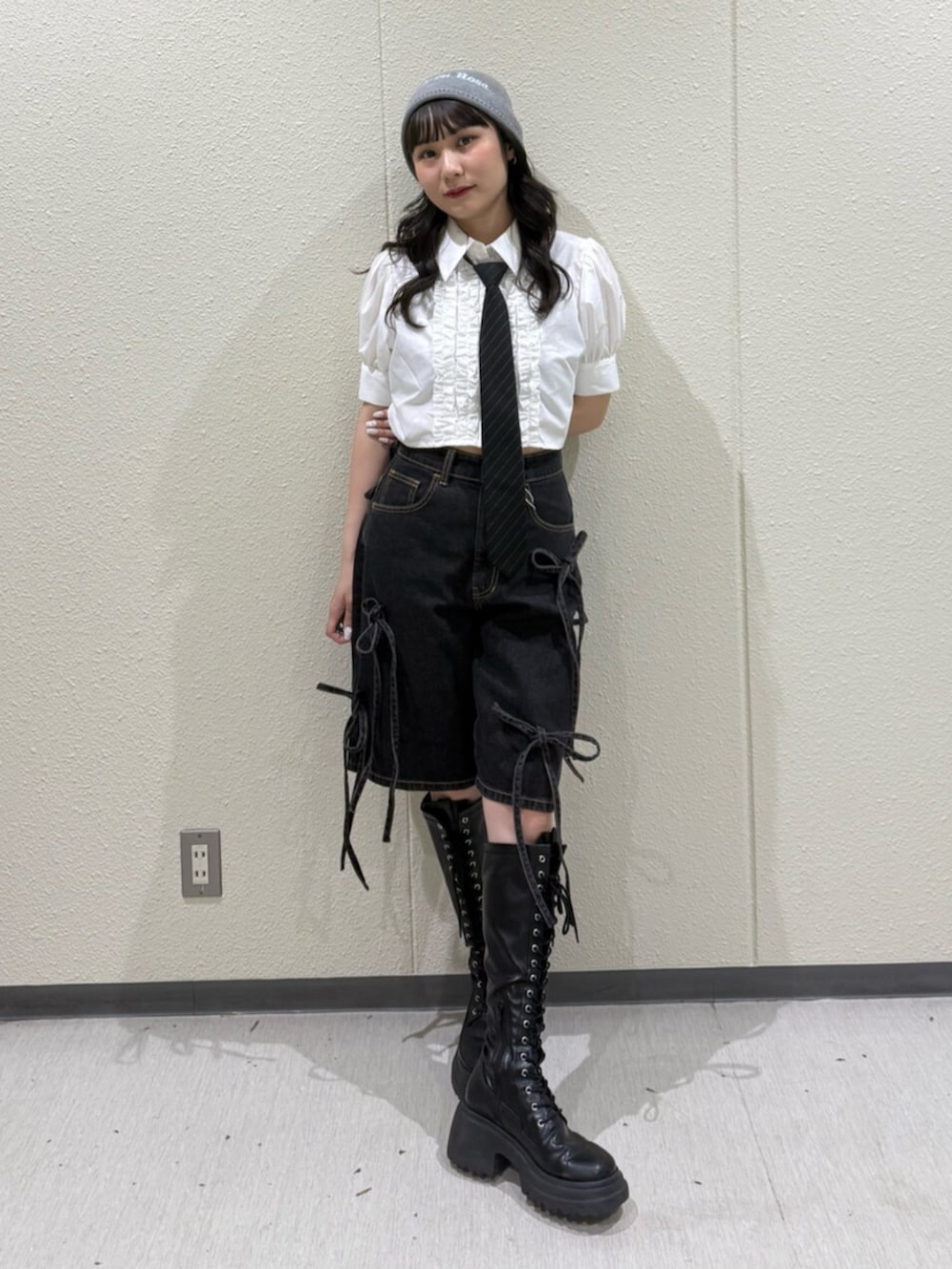 ブラック系のネクタイ、ホワイト系のシャツ/ブラウス、ブラック系のデニムパンツを着用したレディースの夏コーディネートの2枚目の写真