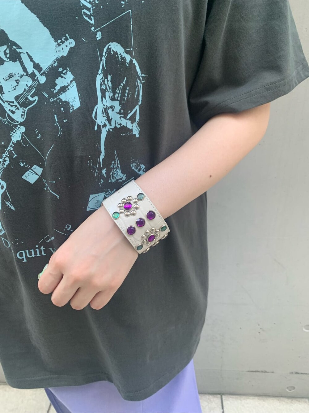 ブラック系のTシャツ/カットソー、パープル系のワンピース、ブラック系のハットを着用したレディースの夏コーディネートの6枚目の写真