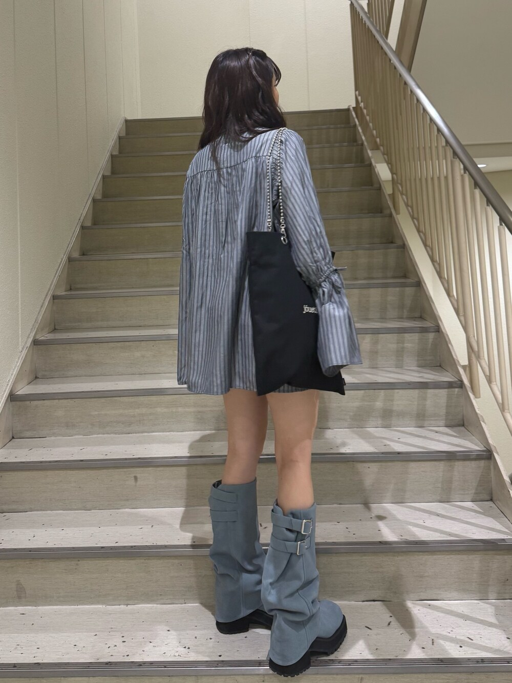 グレー系のシャツ/ブラウス、ブラック系のトートバッグ、ブルー系のブーツを着用したレディースの夏コーディネートの4枚目の写真