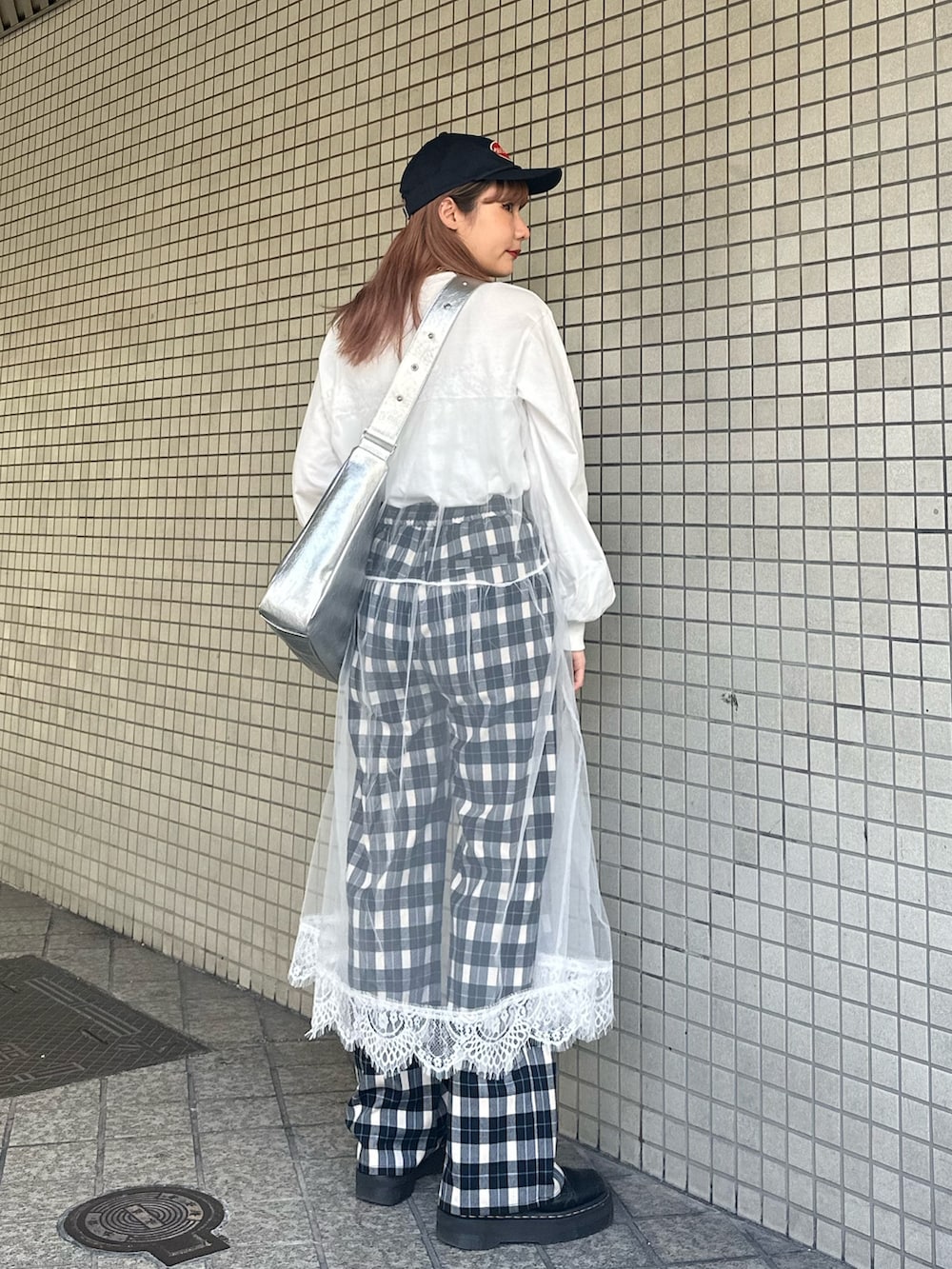 ホワイト系のワンピース、シルバー系のショルダーバッグ、その他のスラックスを着用したレディースの冬コーディネートの3枚目の写真