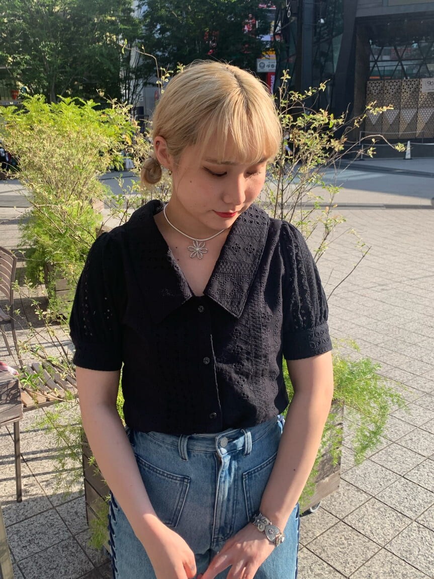 ブラック系のシャツ/ブラウス、ブルー系のデニムパンツ、ホワイト系のチョーカーを着用したレディースの夏コーディネートの3枚目の写真