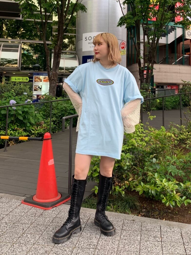 ブラック系のブーツ、ホワイト系のTシャツ/カットソー、ブルー系のTシャツ/カットソーを着用したレディースの春コーディネートの2枚目の写真