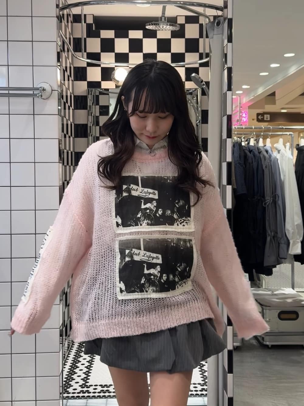 ブラック系のブーツ、グレー系のスカート、ホワイト系のシャツ/ブラウスを着用したレディースの冬コーディネートの6枚目の写真