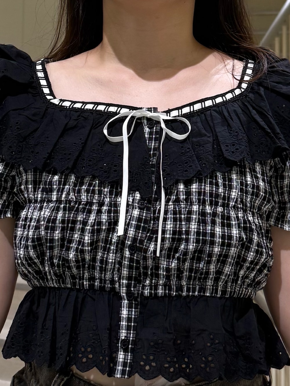 ブラック系のシャツ/ブラウス、ブラック系のデニムパンツ、ブラック系のハンドバッグを着用したレディースの春コーディネートの6枚目の写真