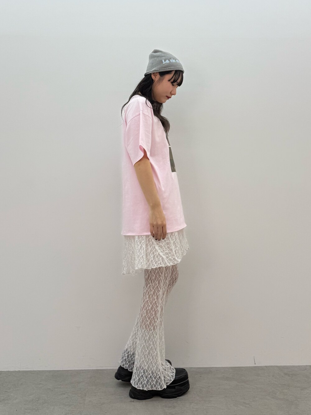 ピンク系のTシャツ/カットソー、ホワイト系のその他パンツ、ブラック系のスニーカーを着用したレディースの春コーディネートの4枚目の写真