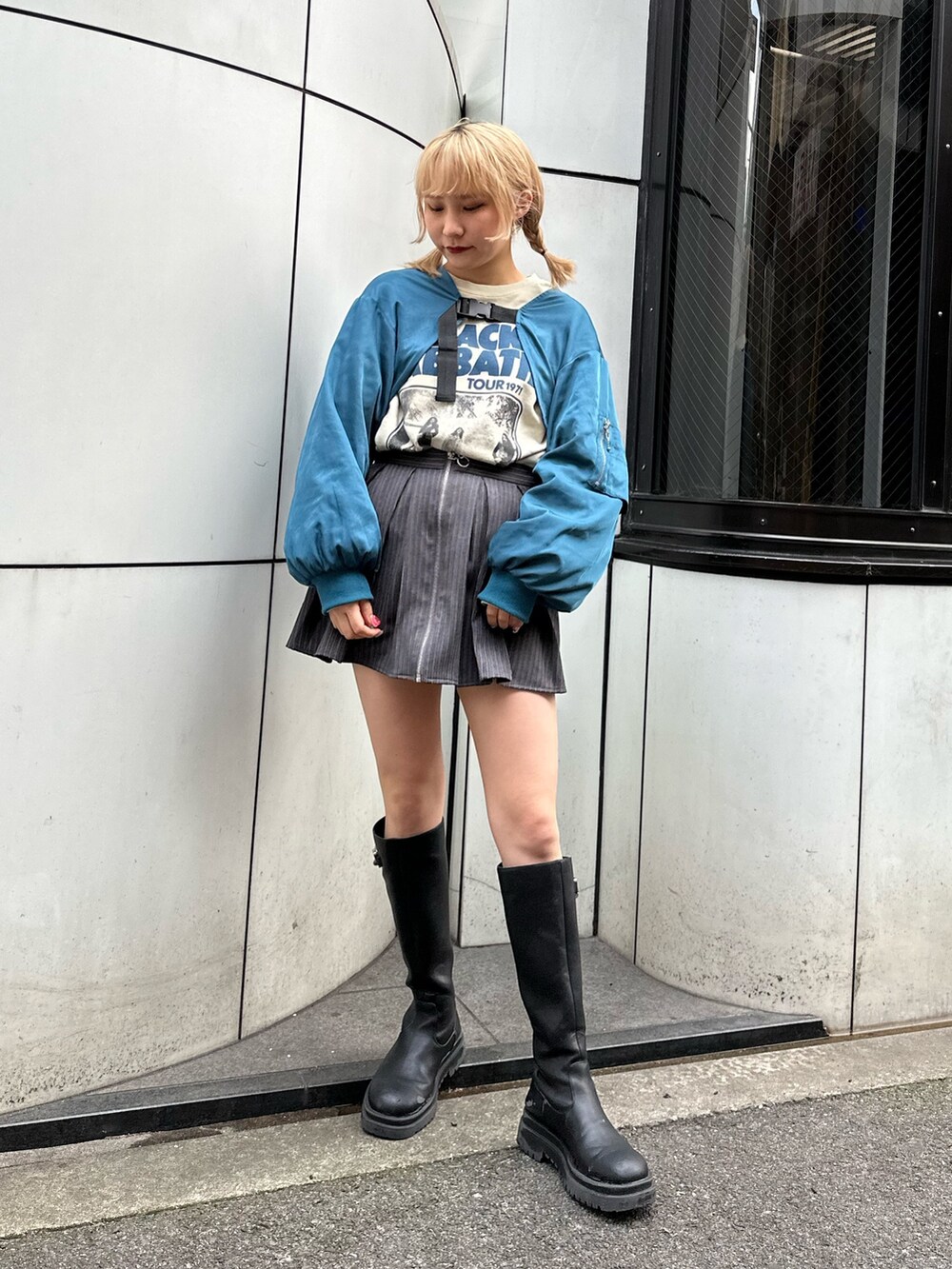 ブラック系のブーツ、グレー系のその他パンツ、ホワイト系のスウェットを着用したレディースの冬コーディネートの2枚目の写真