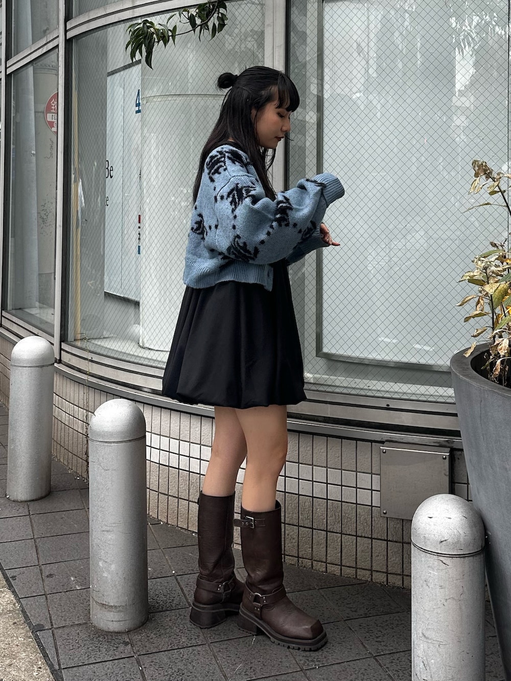 ブラウン系のブーツ、ブルー系のショルダーバッグ、ブルー系のカーディガン/ボレロを着用したレディースの秋コーディネートの3枚目の写真