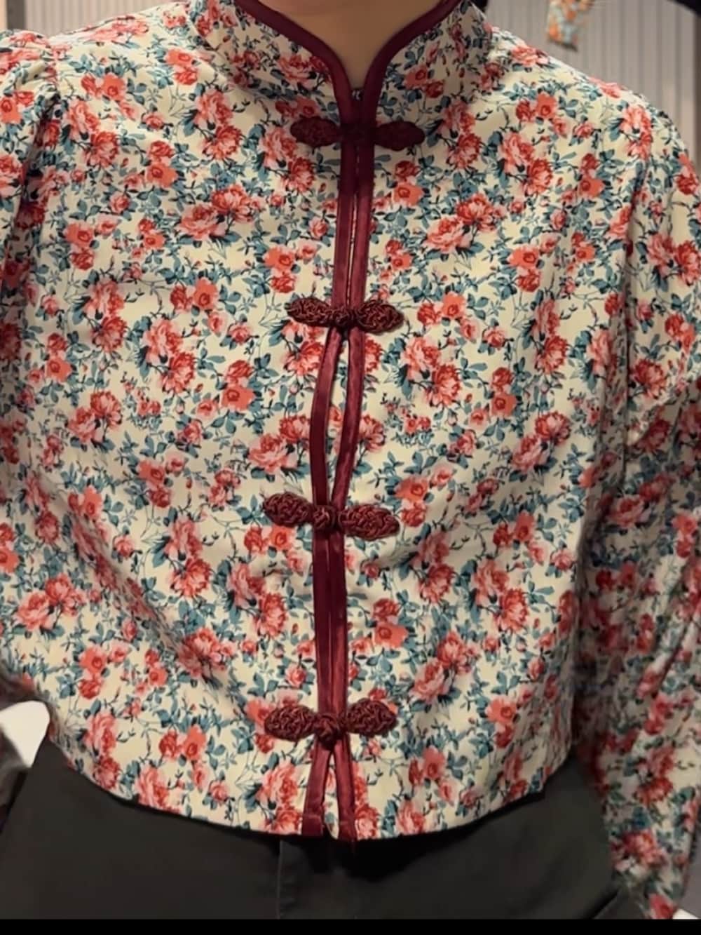 ブラック系のスカート、ホワイト系のシャツ/ブラウスを着用したレディースの春コーディネートの5枚目の写真