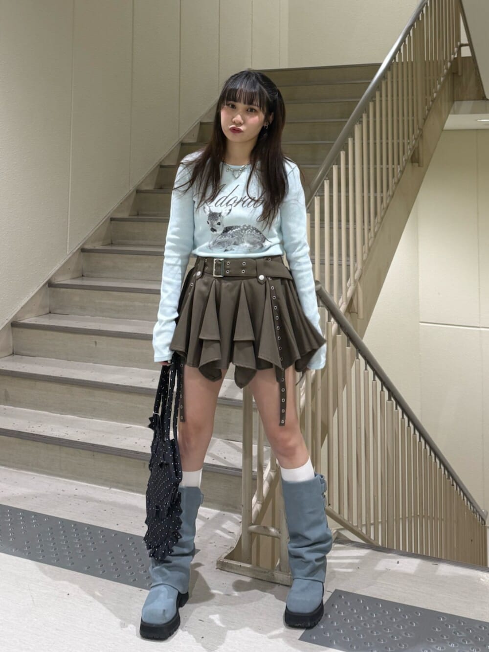 ベージュ系のスカート、ブルー系のTシャツ/カットソー、ブラック系のトートバッグを着用したレディースの春コーディネートの7枚目の写真