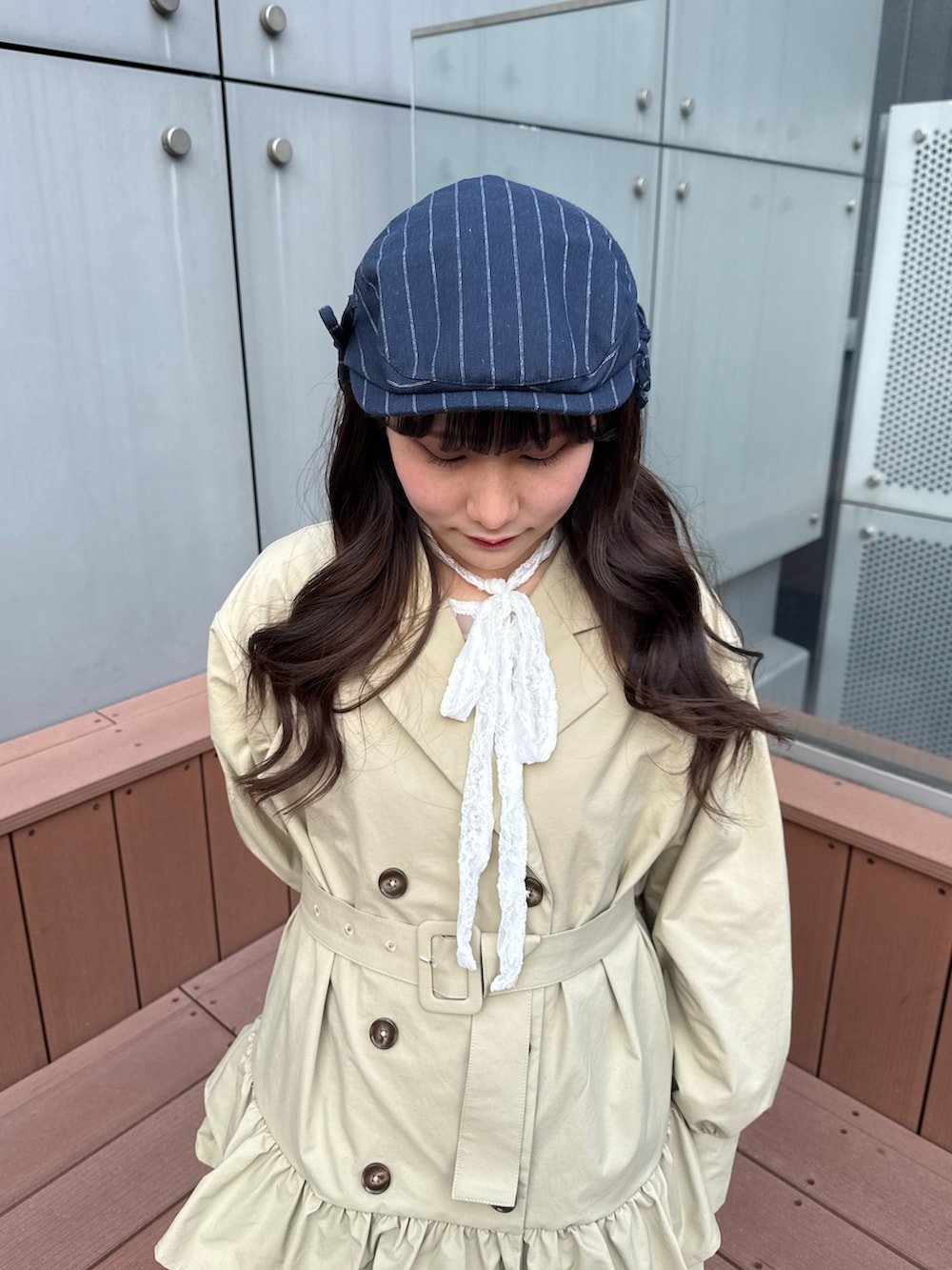 ベージュ系のワンピース、ホワイト系のTシャツ/カットソー、ブラック系のブーツを着用したレディースの冬コーディネートの7枚目の写真