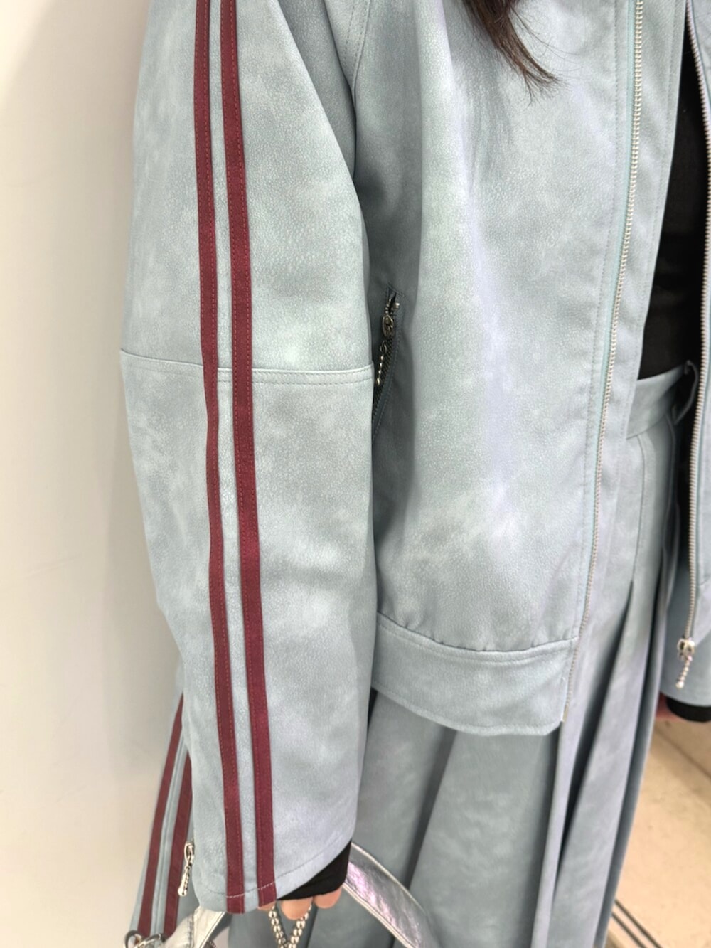 ブラック系のブーツ、ブルー系のブルゾン、ブルー系のスカートを着用したレディースの冬コーディネートの6枚目の写真