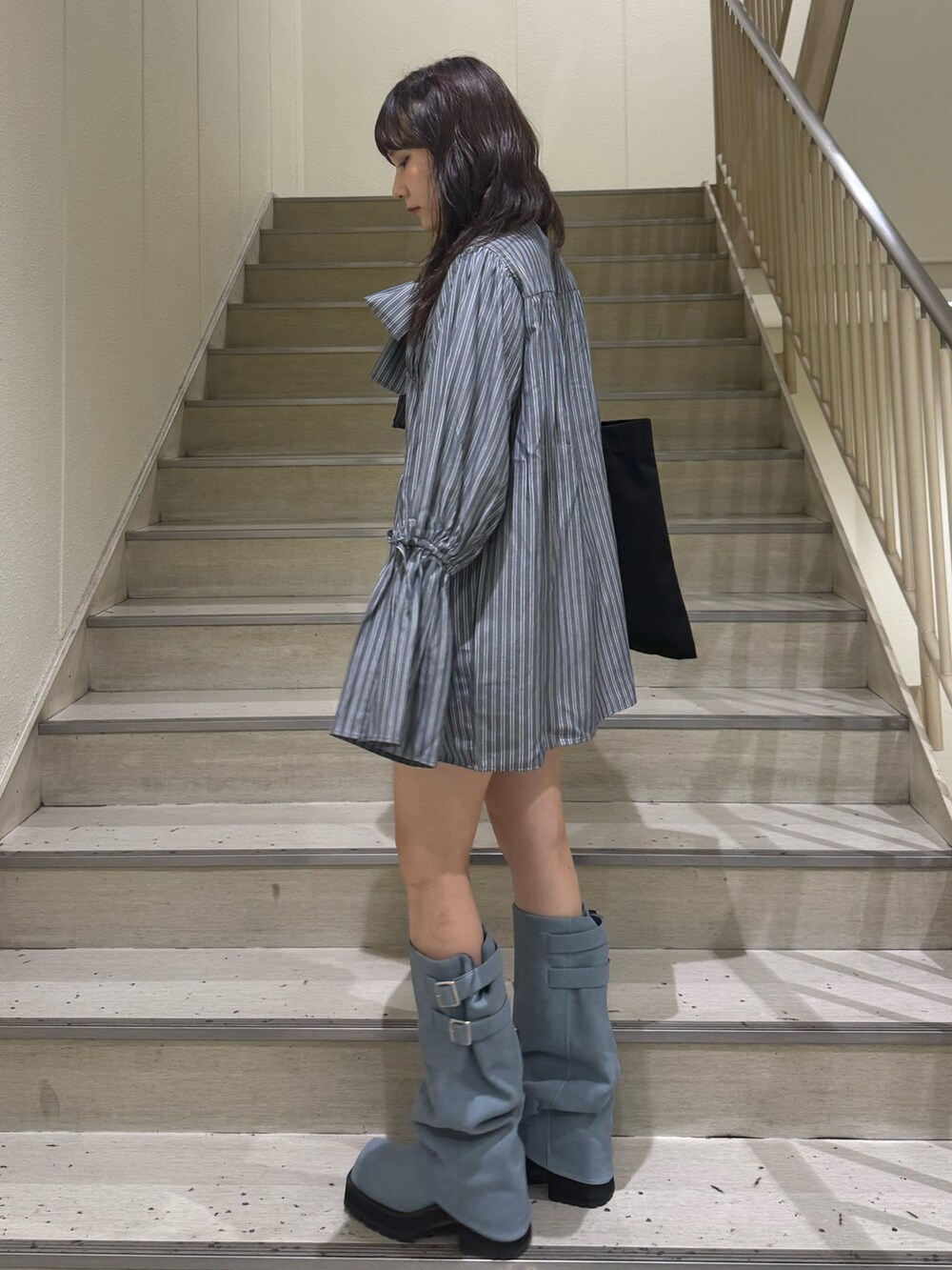 グレー系のシャツ/ブラウス、ブラック系のトートバッグ、ブルー系のブーツを着用したレディースの夏コーディネートの3枚目の写真