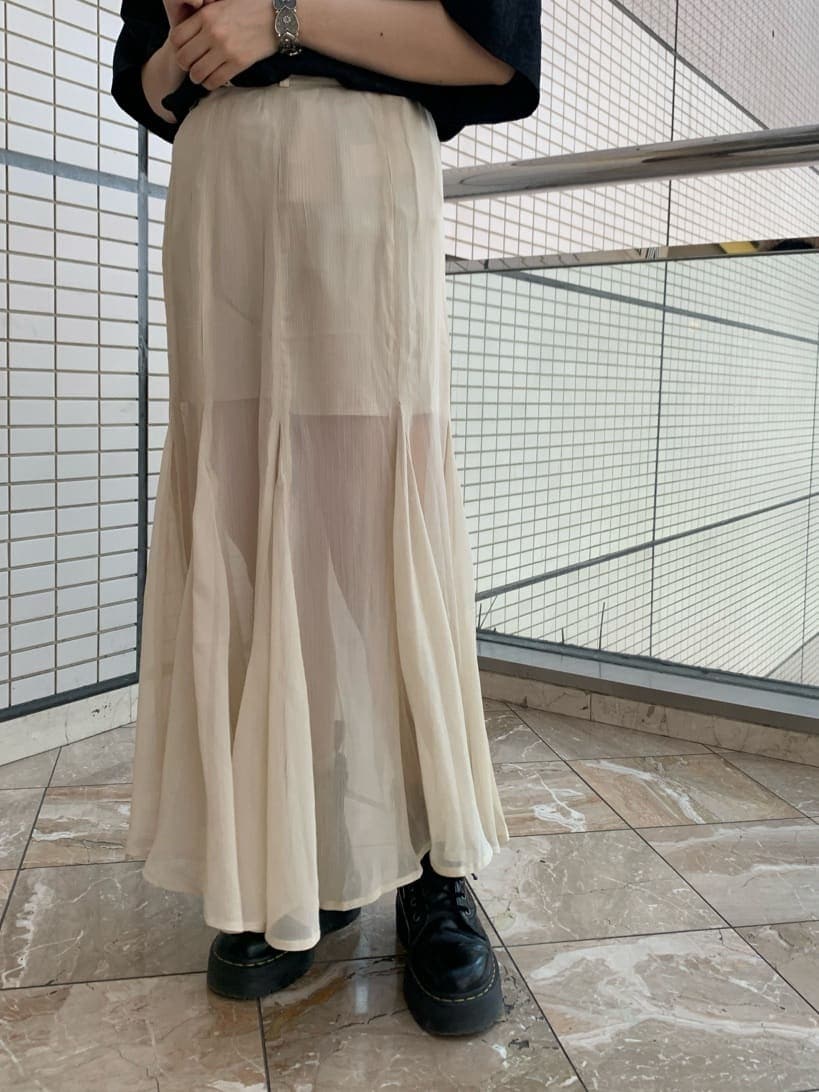 ホワイト系のスカート、ブラック系のシャツ/ブラウス、シルバー系のブレスレットを着用したレディースの春コーディネートの8枚目の写真