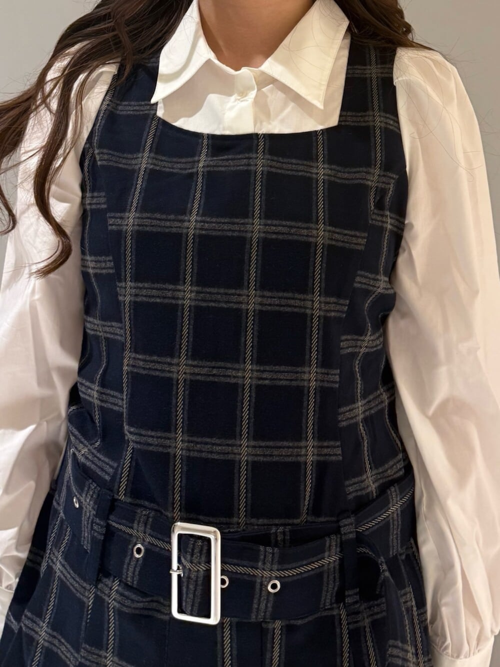 ブラック系のブーツ、ブルー系のワンピース、ホワイト系のハンチング/ベレー帽を着用したレディースの夏コーディネートの7枚目の写真