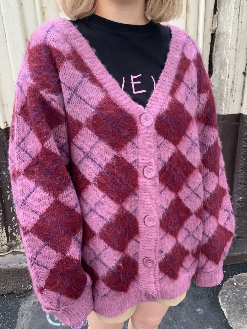 ピンク系のカーディガン/ボレロ、ベージュ系のその他パンツ、ブラック系のTシャツ/カットソーを着用したレディースの秋コーディネートの4枚目の写真