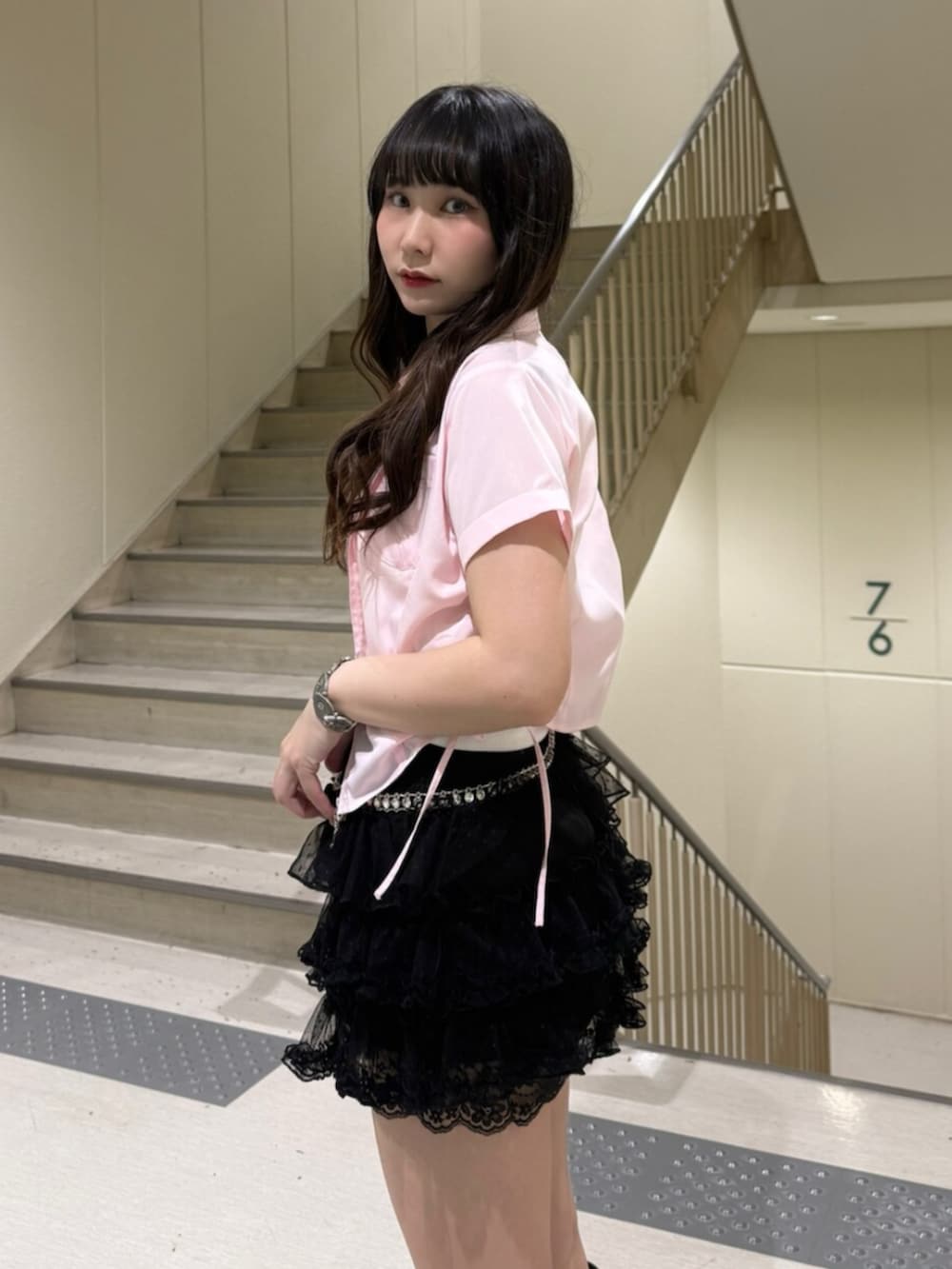 ブラック系のブーツ、ブラック系のその他パンツ、ピンク系のシャツ/ブラウスを着用したレディースの夏コーディネートの6枚目の写真