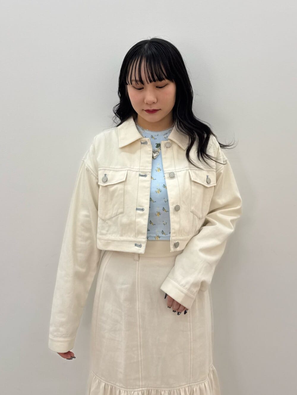 ブラック系のブーツ、ホワイト系のワンピース、ブルー系のTシャツ/カットソーを着用したレディースの春コーディネートの5枚目の写真