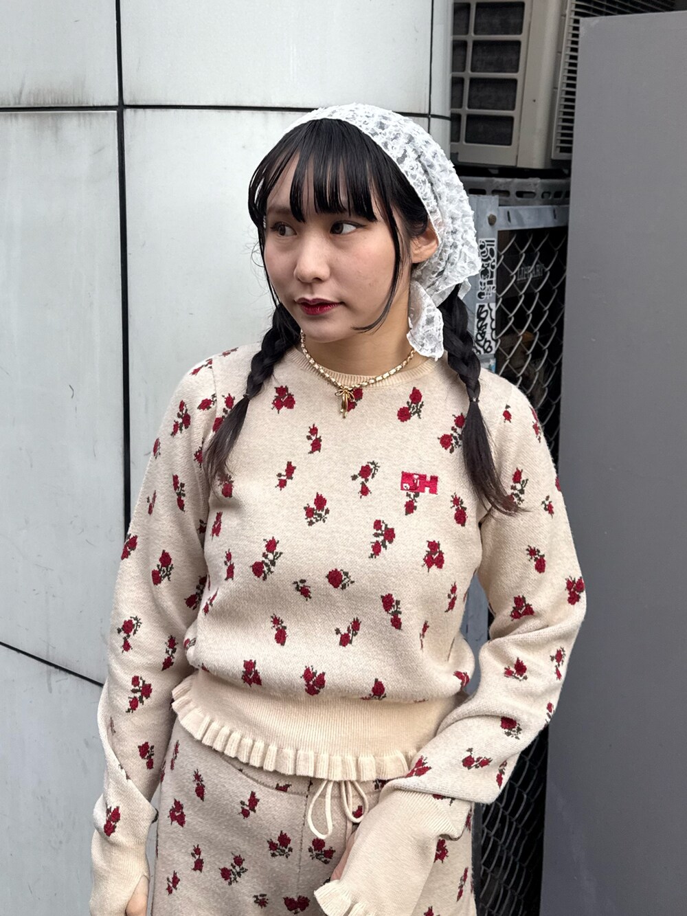 ブラック系のブーツ、ホワイト系のニット/セーター、ホワイト系のその他パンツを着用したレディースの冬コーディネートの5枚目の写真