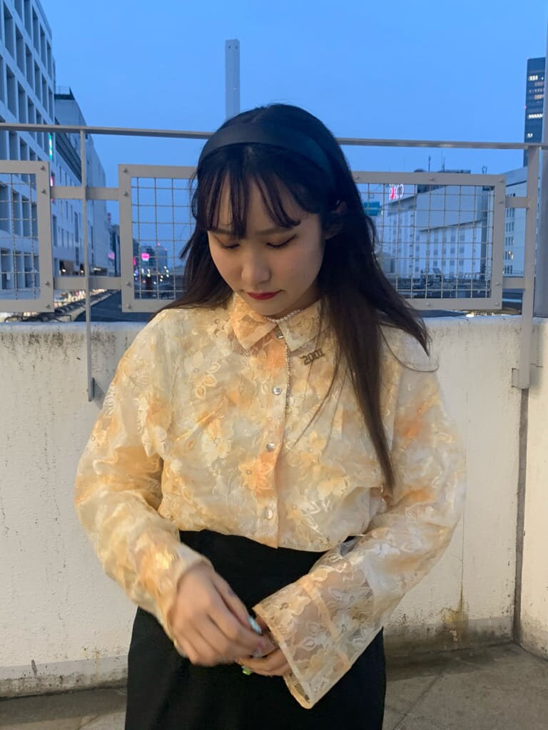 ホワイト系のシャツ/ブラウス、ブラック系のブーツ、ブラック系のテーラードジャケットを着用したレディースの春コーディネートの5枚目の写真