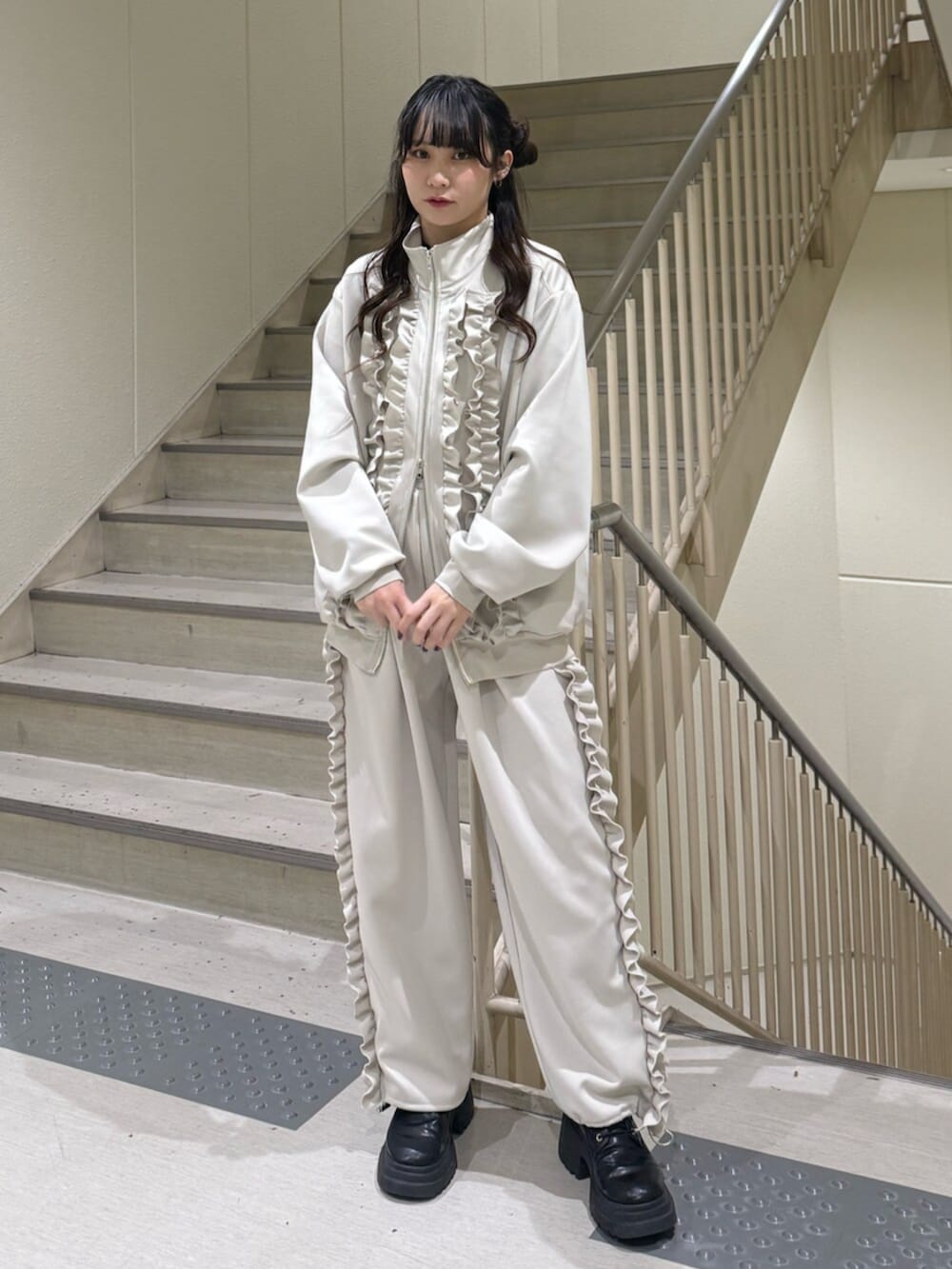 ホワイト系のジャージ、ホワイト系のその他パンツを着用したレディースの冬コーディネートの7枚目の写真