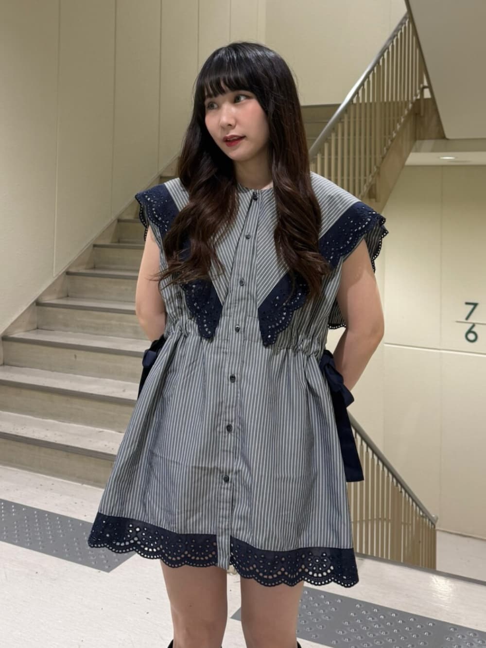 ブラック系のブーツ、グレー系のシャツ/ブラウス、シルバー系のブレスレットを着用したレディースの夏コーディネートの5枚目の写真