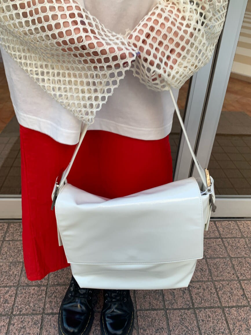 ホワイト系のTシャツ/カットソー、ホワイト系のTシャツ/カットソー、ホワイト系のハンドバッグを着用したレディースの春コーディネートの7枚目の写真