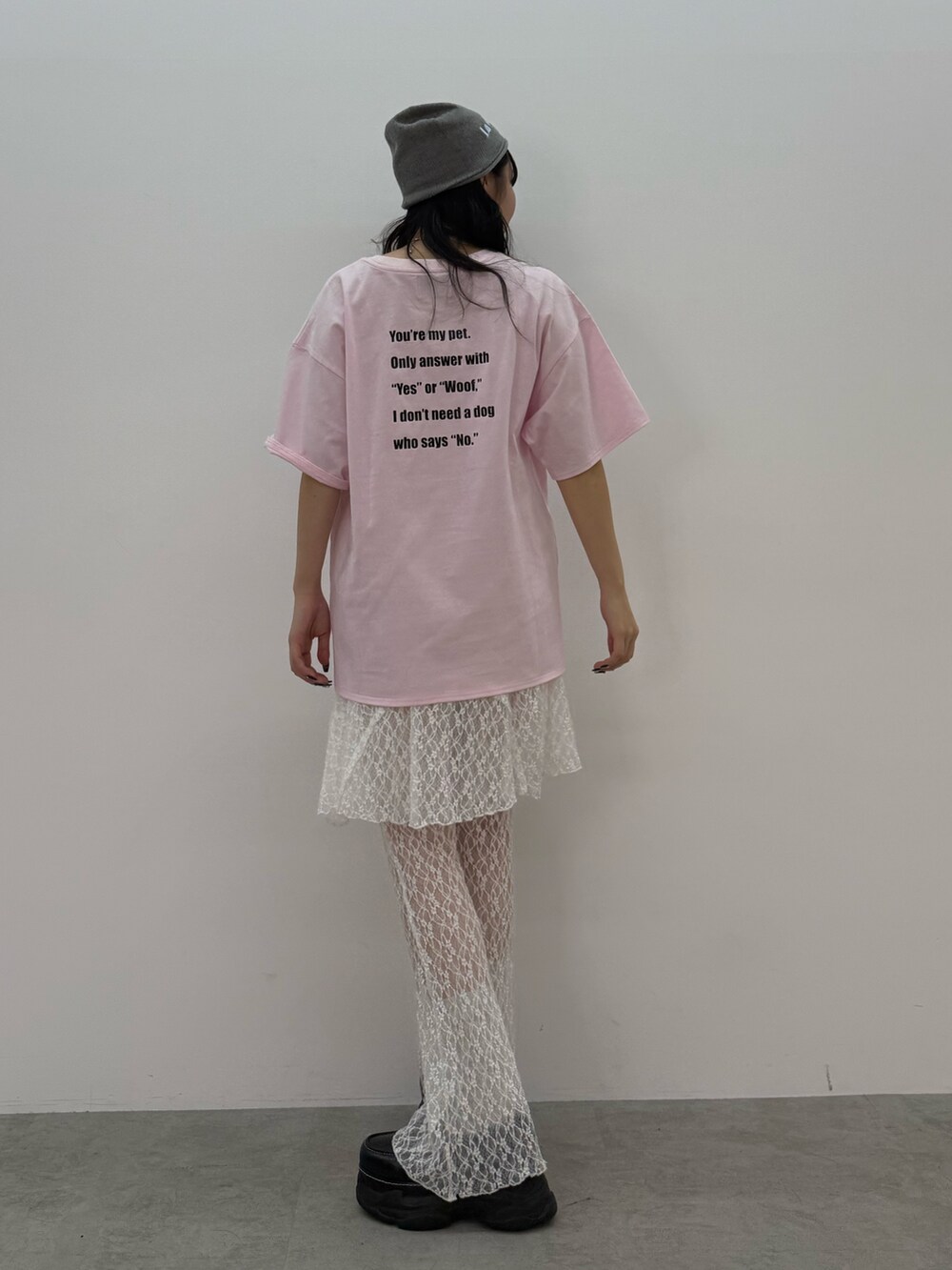 ピンク系のTシャツ/カットソー、ホワイト系のその他パンツ、ブラック系のスニーカーを着用したレディースの春コーディネートの3枚目の写真