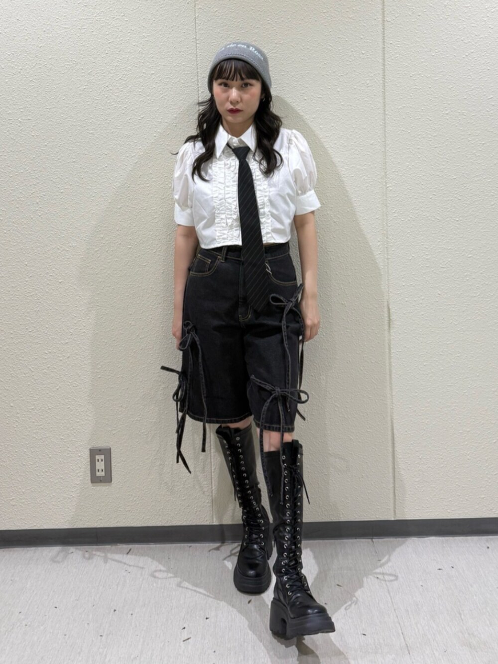 ブラック系のネクタイ、ホワイト系のシャツ/ブラウス、ブラック系のデニムパンツを着用したレディースの夏コーディネートの5枚目の写真
