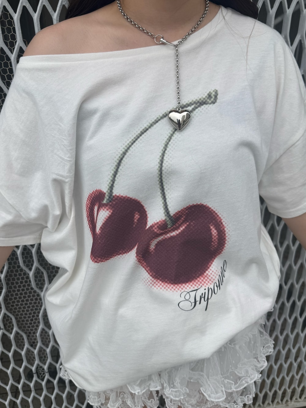ブラック系のブーツ、ホワイト系のTシャツ/カットソー、ホワイト系のその他パンツを着用したレディースの夏コーディネートの6枚目の写真