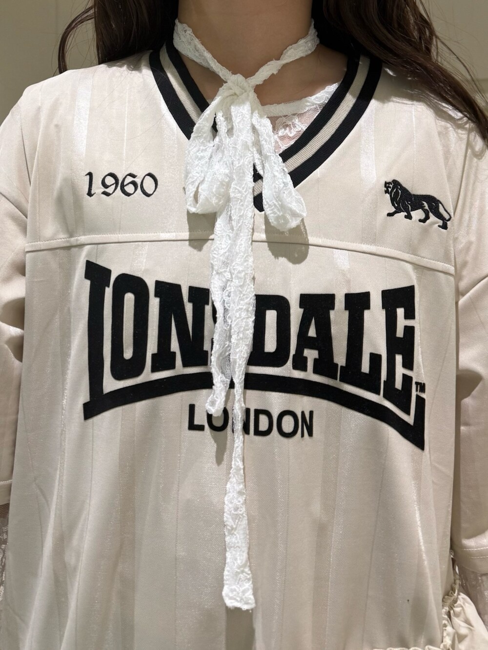 ブラック系のブーツ、ホワイト系のワンピース、ホワイト系のTシャツ/カットソーを着用したレディースの春コーディネートの10枚目の写真