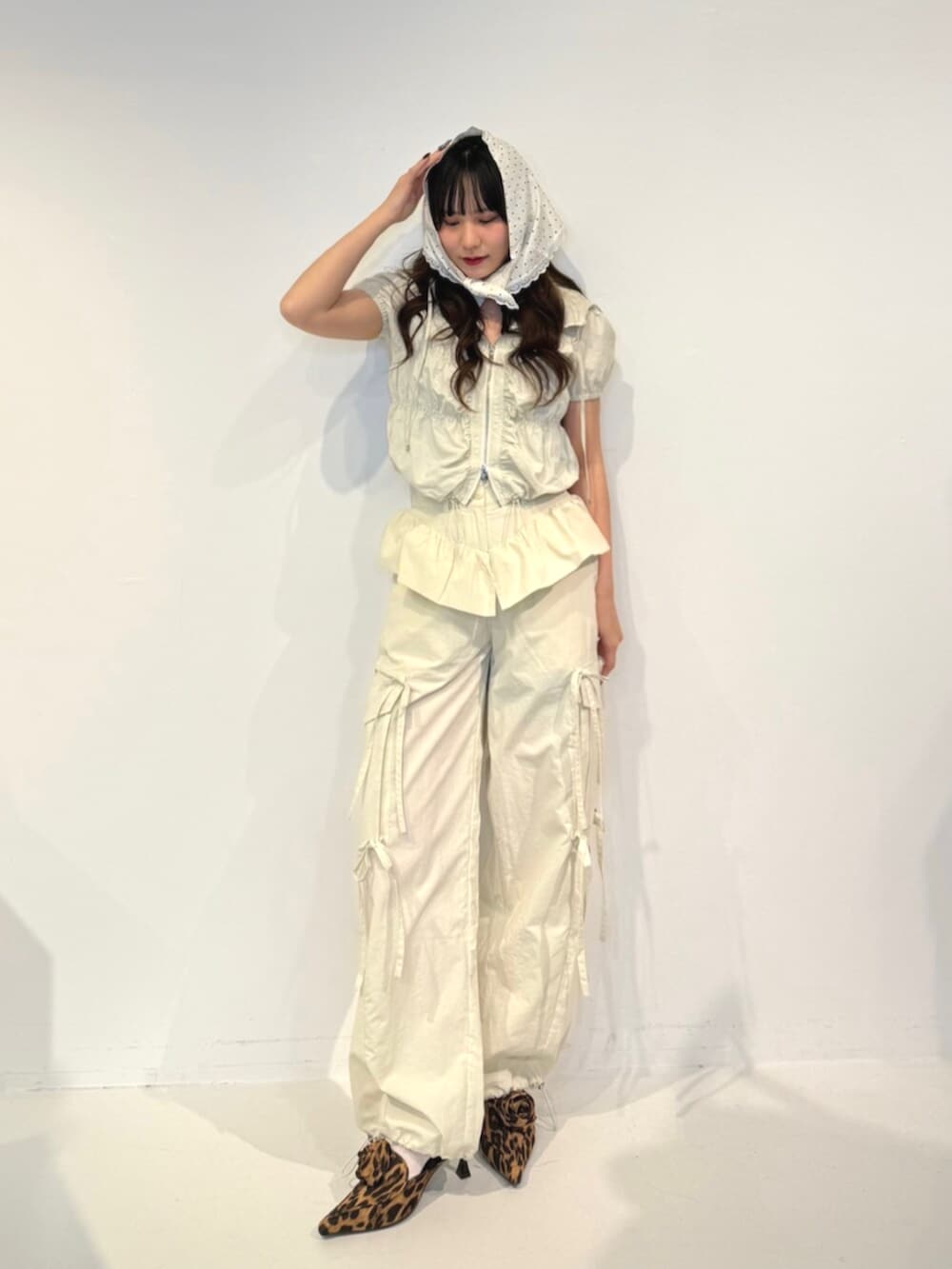 ホワイト系のその他トップス、ホワイト系のその他パンツ、ブラウン系のパンプスを着用したレディースの春コーディネートの4枚目の写真