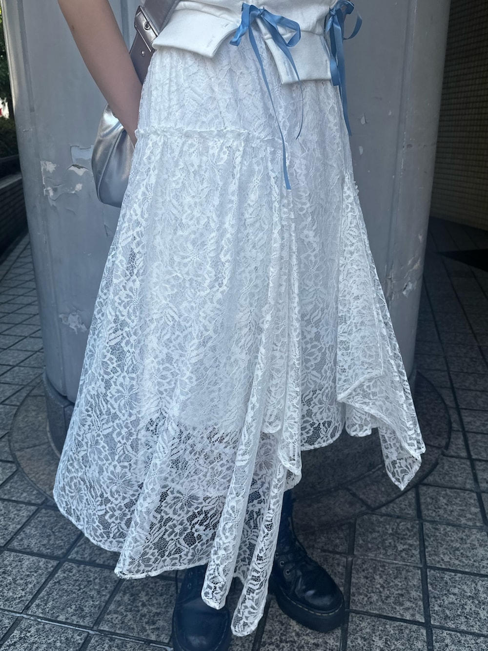 シルバー系のショルダーバッグ、ホワイト系のTシャツ/カットソー、ホワイト系のスカートを着用したレディースの夏コーディネートの8枚目の写真