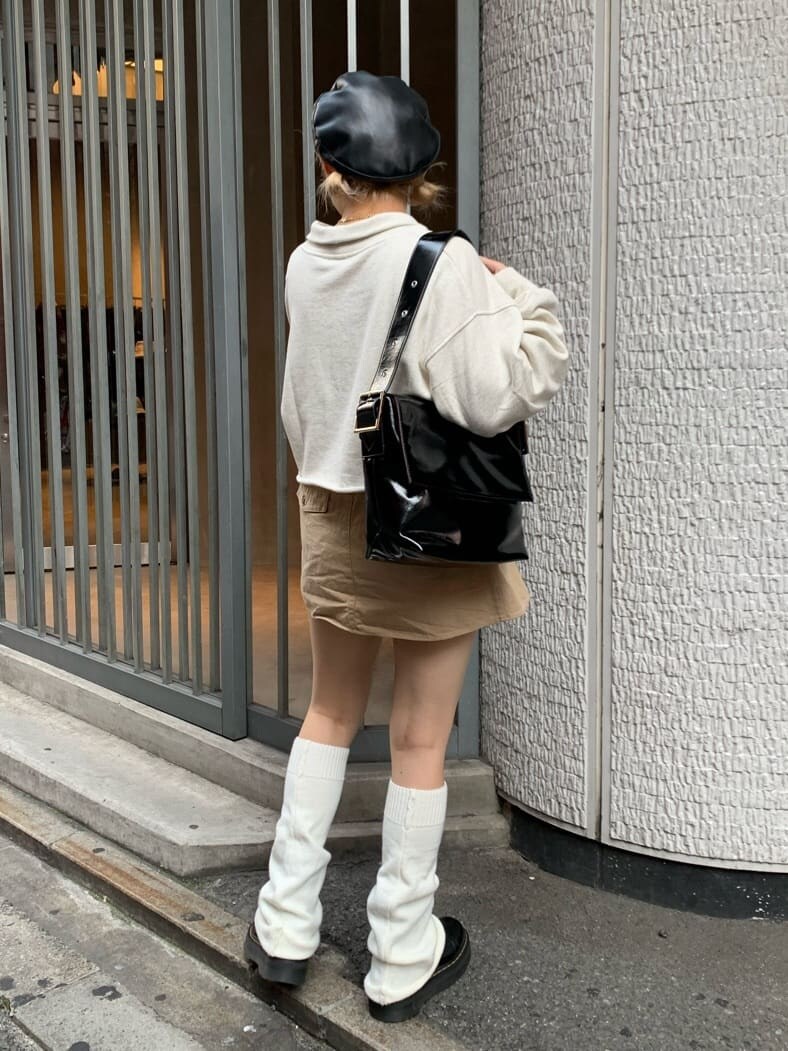 ベージュ系のその他パンツ、グレー系のスウェットを着用したレディースの秋コーディネートの3枚目の写真