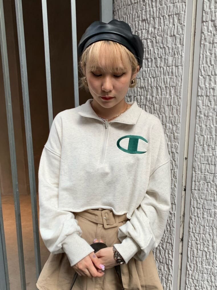 ベージュ系のその他パンツ、グレー系のスウェットを着用したレディースの秋コーディネートの4枚目の写真