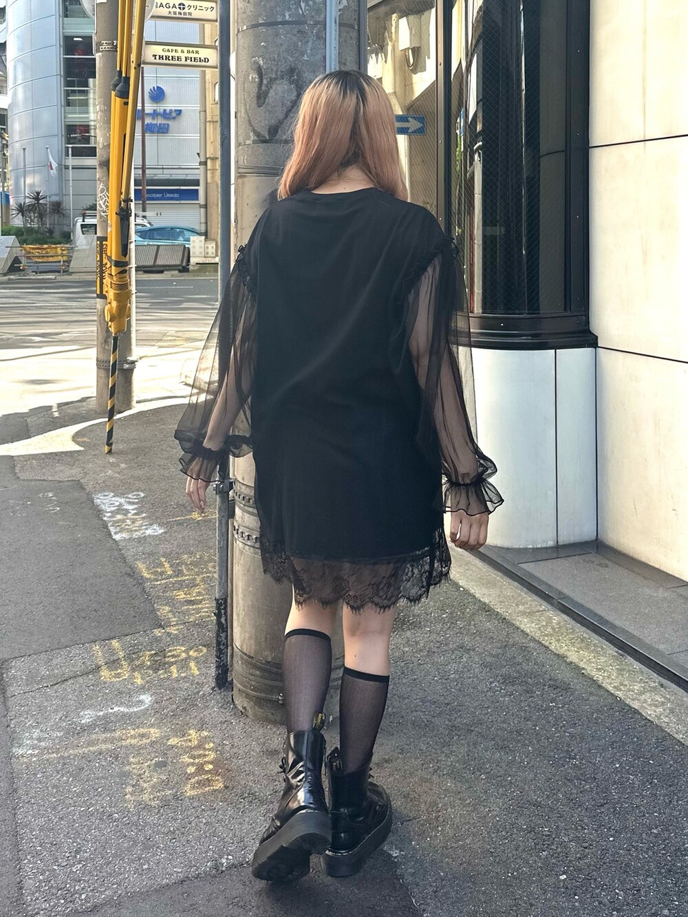 ブラック系のワンピース、ゴールド系のネックレス、ブラック系のその他雑貨を着用したレディースの夏コーディネートの2枚目の写真