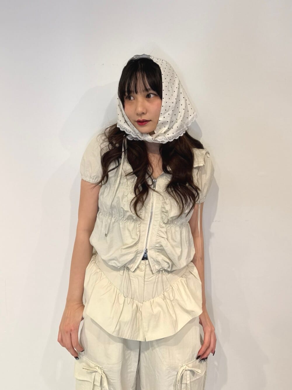 ホワイト系のその他トップス、ホワイト系のその他パンツ、ブラウン系のパンプスを着用したレディースの春コーディネートの5枚目の写真