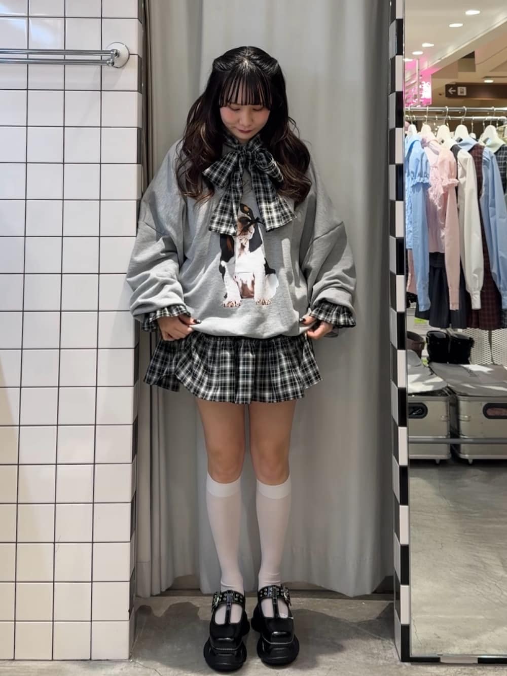 ブラック系のワンピース、グレー系のスウェット、ブラック系のローファーを着用したレディースの冬コーディネートの7枚目の写真