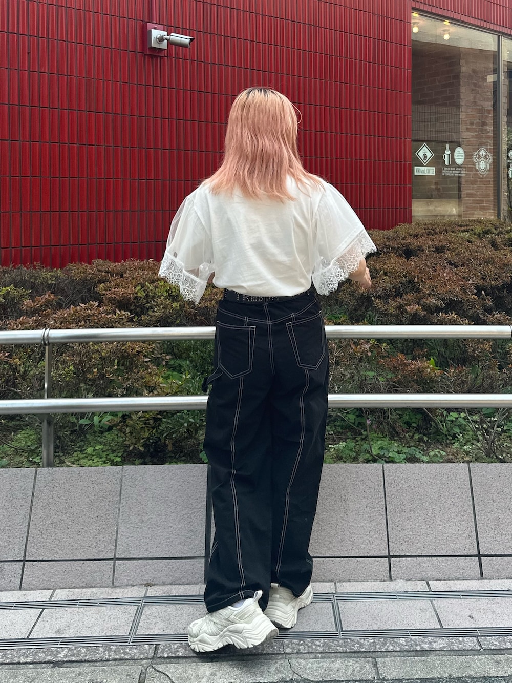 ホワイト系のTシャツ/カットソー、ブラック系のその他パンツ、ブラック系のベルトを着用したレディースの夏コーディネートの3枚目の写真