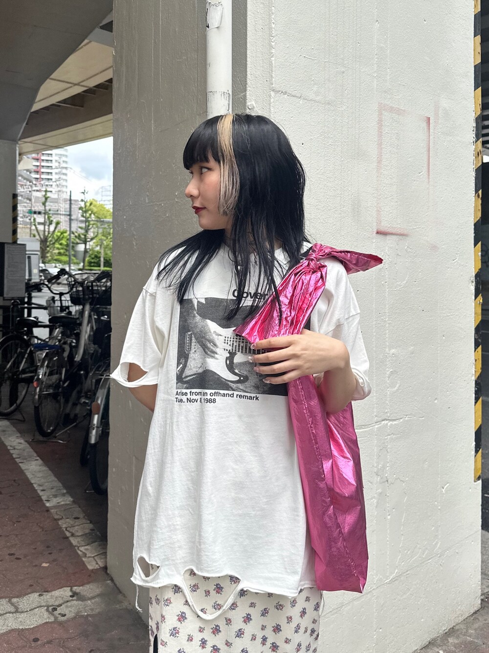 ホワイト系のTシャツ/カットソー、ピンク系のトートバッグ、ホワイト系のワンピースを着用したレディースの春コーディネートの3枚目の写真