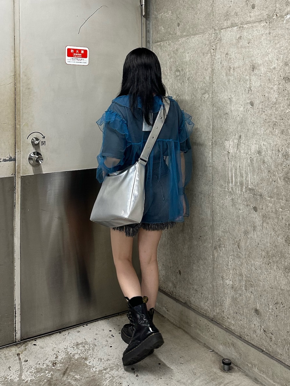 ブルー系のシャツ/ブラウス、ブラック系のTシャツ/カットソー、ブラック系のデニムパンツを着用したレディースの春コーディネートの3枚目の写真