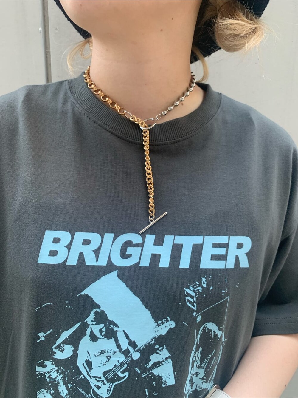 ブラック系のTシャツ/カットソー、パープル系のワンピース、ブラック系のハットを着用したレディースの夏コーディネートの4枚目の写真