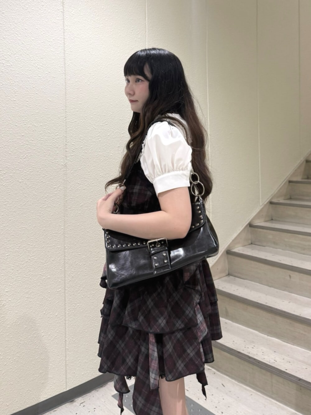 ホワイト系のシャツ/ブラウス、ブラック系のハンドバッグ、ブラック系のブーツを着用したレディースの夏コーディネートの5枚目の写真