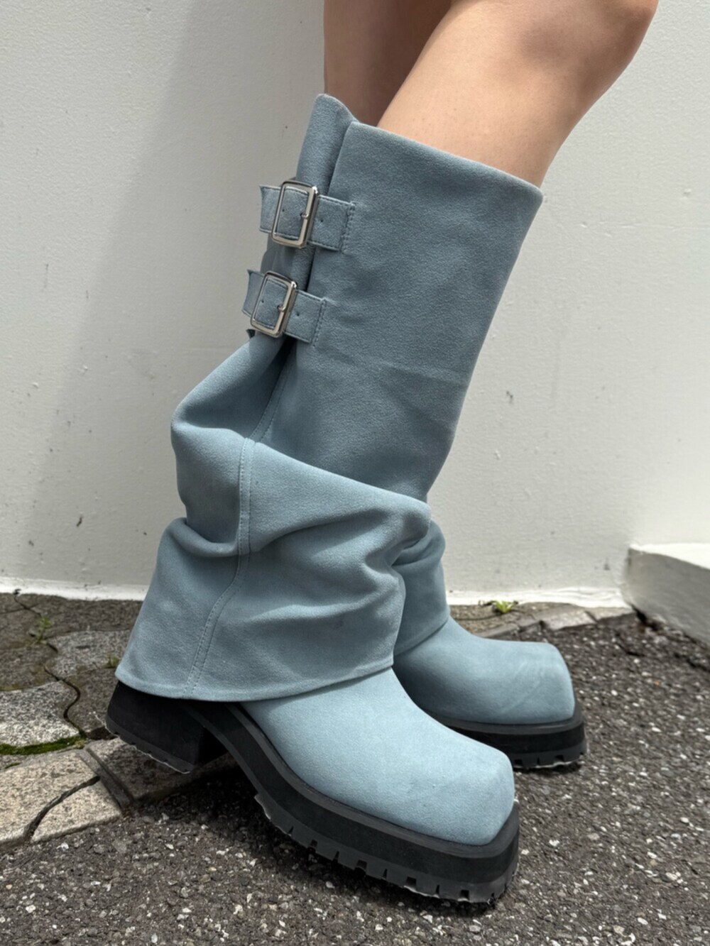 グレー系のニット/セーター、ブルー系のシャツ/ブラウス、グレー系のその他パンツを着用したレディースの夏コーディネートの10枚目の写真