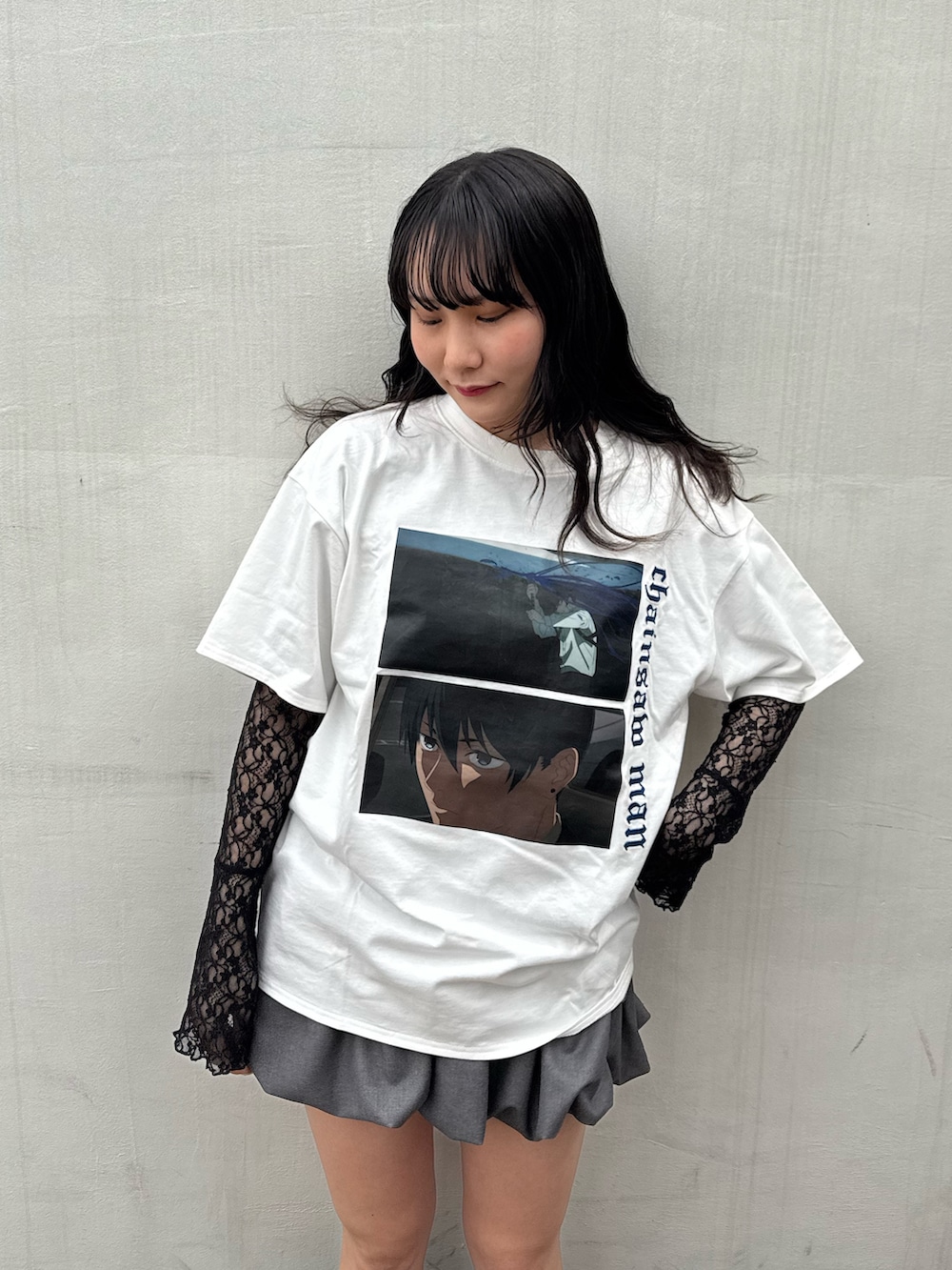 グレー系のスカート、ホワイト系のTシャツ/カットソー、ブラック系のTシャツ/カットソーを着用したレディースの春コーディネートの5枚目の写真