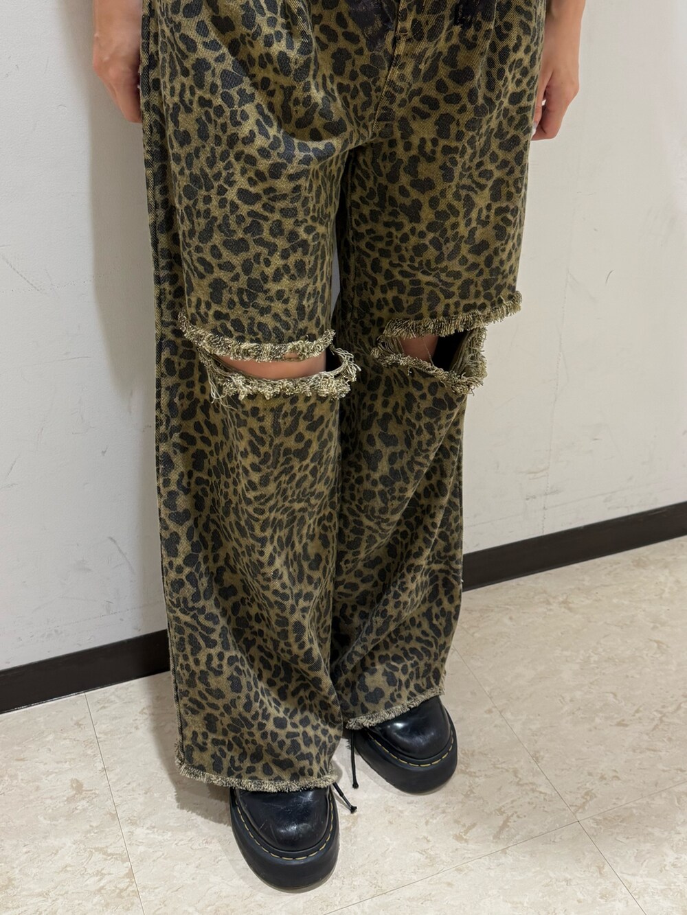 ブラウン系のその他パンツ、ブラック系のTシャツ/カットソー、ブラック系のベストを着用したレディースの夏コーディネートの9枚目の写真